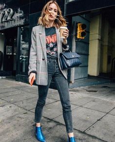 blazer-outfit-young-woman-in-city-min