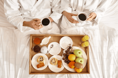 couple-eating-breakfast-in-bed-min
