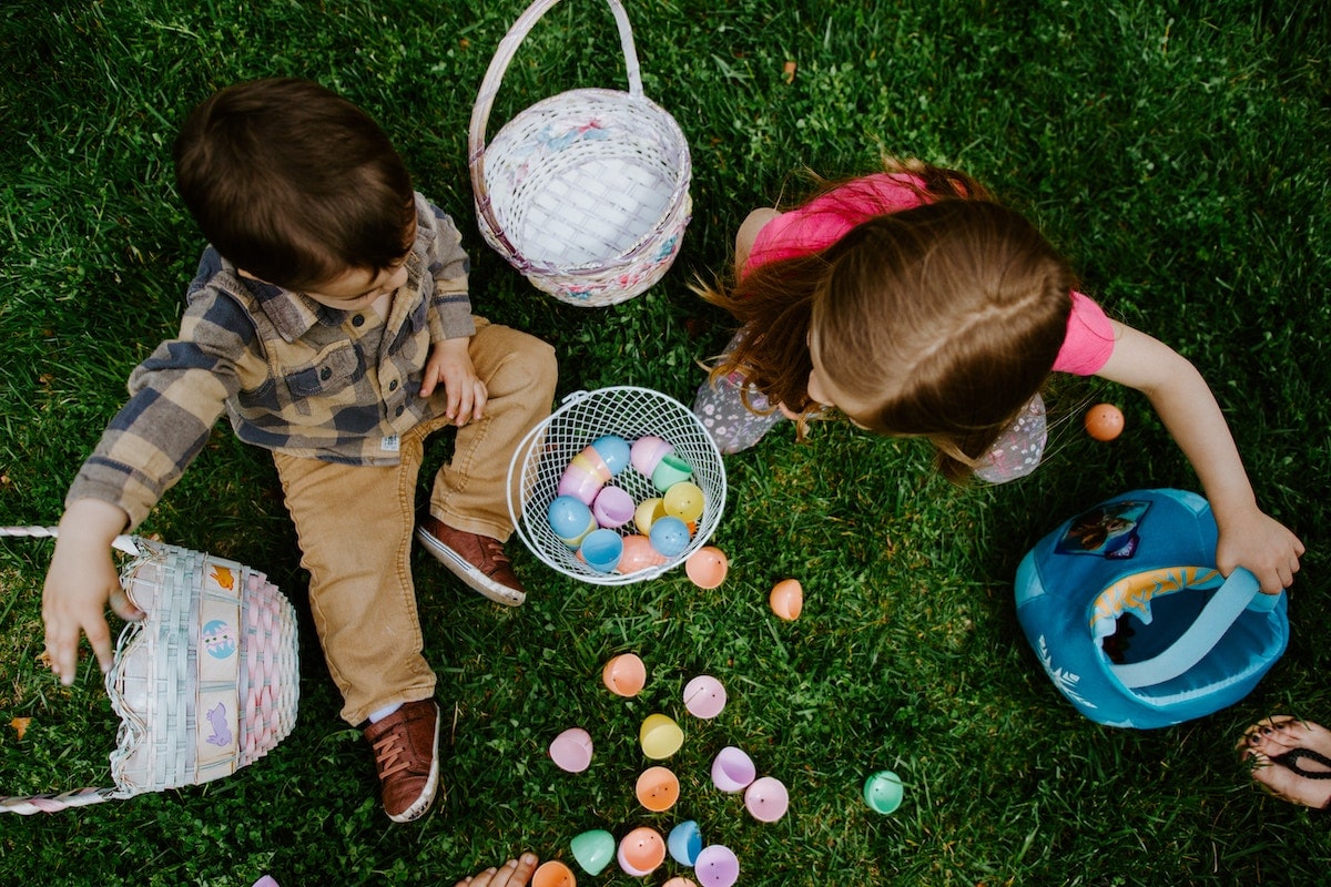 easter-activities-for-children-easter-egg-hunt-in-grass-min