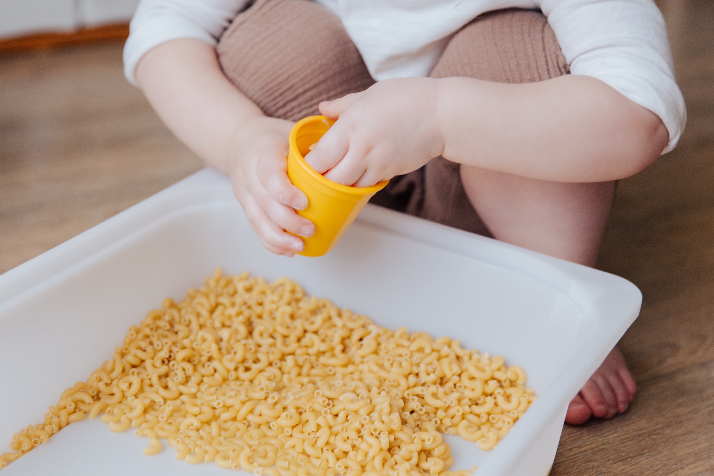 fall-activities-toddlers-sensory-macaroni-craft