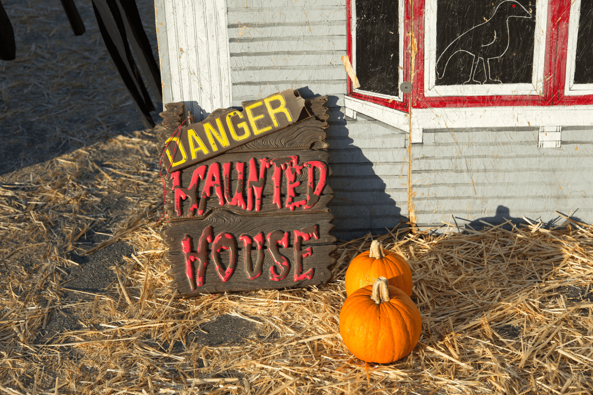 halloween-neighborhood-haunted-house-min