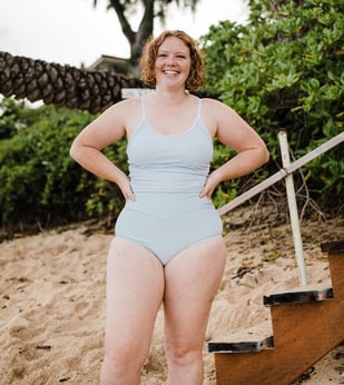 how-to-pose-in-swimsuit-hands-on-hips