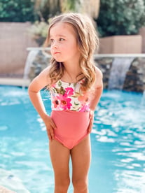little-girl-in-bathing-suit-at-pool-min