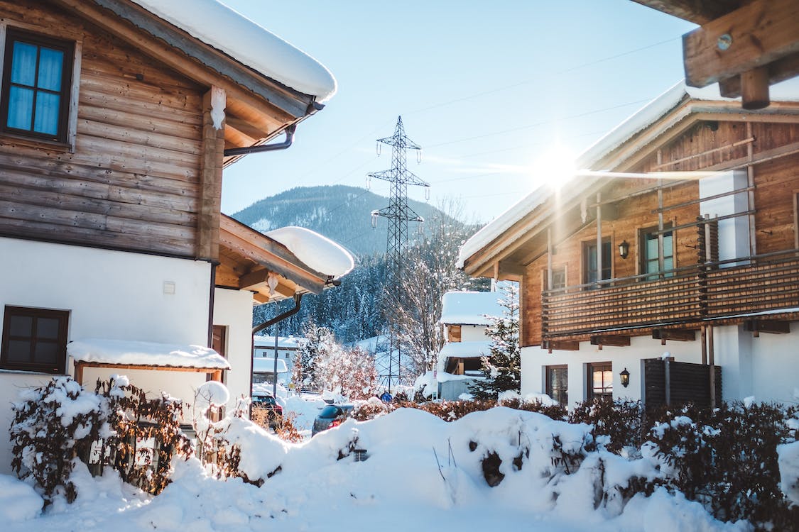 ski-resort-cabins-sunny-snowy-day
