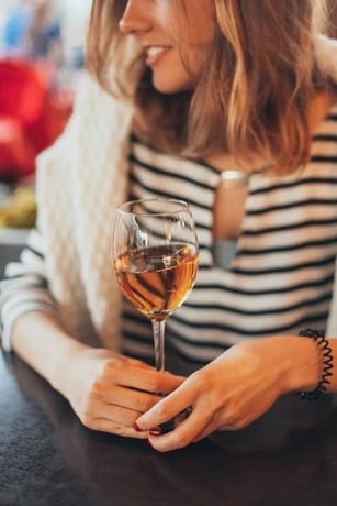 woman-drinking-white-wine