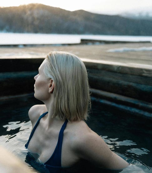 woman-in-hot-tub-mountains