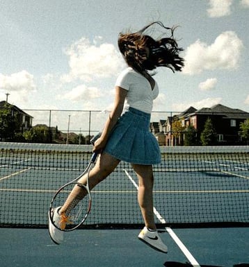 woman-jumping-on-tennis-court